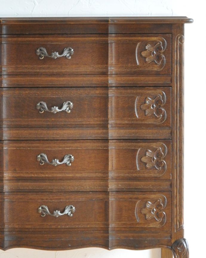 アンティークのチェスト アンティーク家具 シルエットの美しい4段チェスト、フランスのアンティーク家具。繊細で高級感たっぷりの扉の彫り。(j-1872-f)