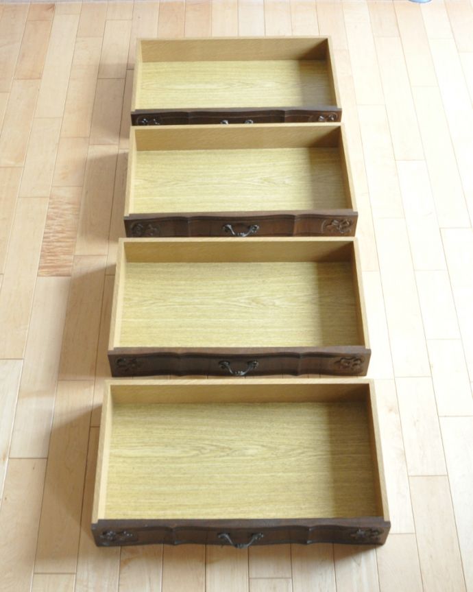 アンティークのチェスト アンティーク家具 シルエットの美しい4段チェスト、フランスのアンティーク家具。引き出しは全部で4杯です。(j-1872-f)