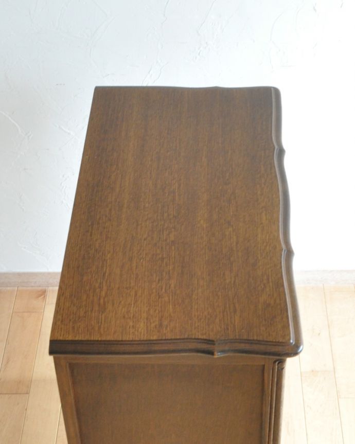 アンティークのチェスト アンティーク家具 シルエットの美しい4段チェスト、フランスのアンティーク家具。天板もピカピカにお直ししてあります。(j-1872-f)