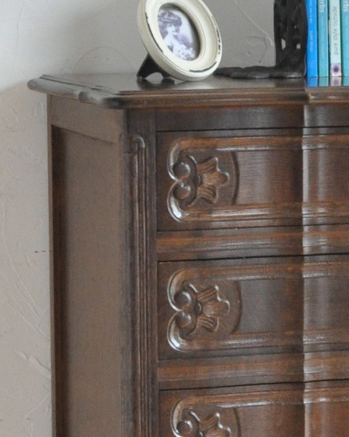 アンティークのチェスト アンティーク家具 シルエットの美しい4段チェスト、フランスのアンティーク家具。高級感のある彫。(j-1872-f)