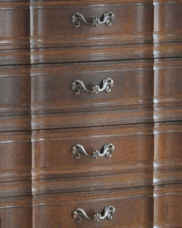 アンティークのチェスト アンティーク家具 シルエットの美しい4段チェスト、フランスのアンティーク家具。優雅な引き出しの取っ手です。(j-1872-f)
