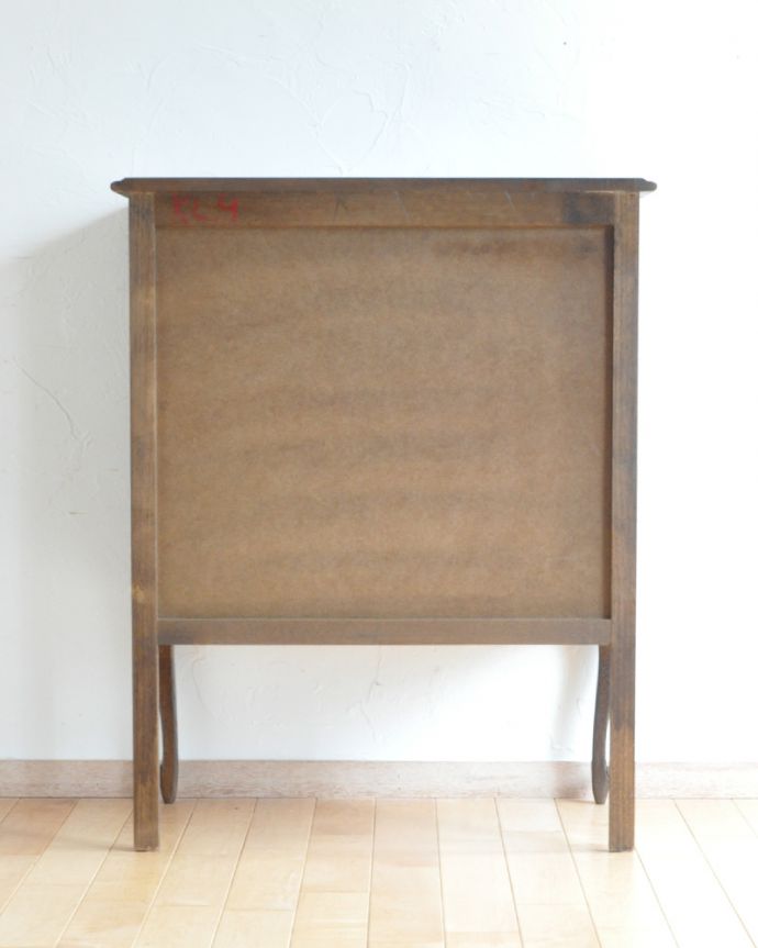 アンティークのチェスト アンティーク家具 シルエットの美しい4段チェスト、フランスのアンティーク家具。アンティークは新品ではないので、もちろん経年変化によるキズはありますが、専門の職人が目立たないようキレイにお直しをしているので、後姿までキレイです。(j-1872-f)