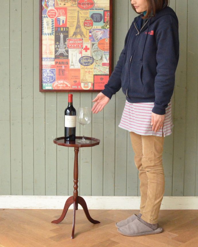 アンティークのテーブル　アンティーク家具　英国輸入のアンティーク家具、天板の形も美しいワインテーブル。玄関で花器を飾ったり、ソファの前に持ってくれば、ちょうどいいサイドテーブルに。(j-1874-f)