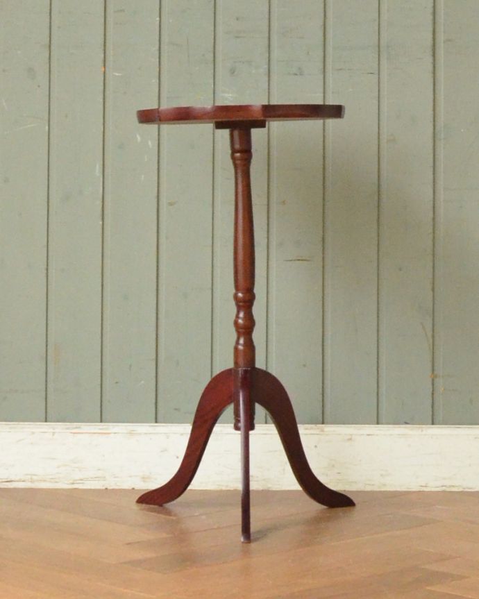 アンティークのテーブル　アンティーク家具　英国輸入のアンティーク家具、天板の形も美しいワインテーブル。１つ１つキレイな装飾には、思わずうっとりしてしまいます。(j-1874-f)