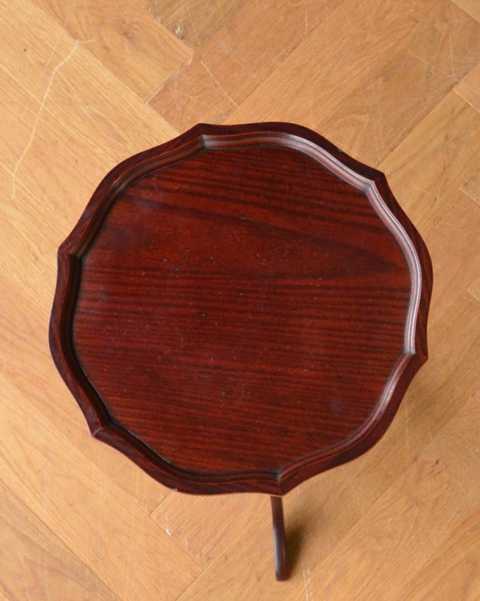 アンティークのテーブル　アンティーク家具　英国輸入のアンティーク家具、天板の形も美しいワインテーブル。縁はデザインカットされ、芸術的な雰囲気に。(j-1874-f)