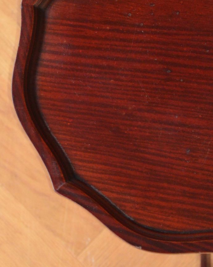 アンティークのテーブル　アンティーク家具　英国輸入のアンティーク家具、天板の形も美しいワインテーブル。木目が美しい天板。(j-1874-f)