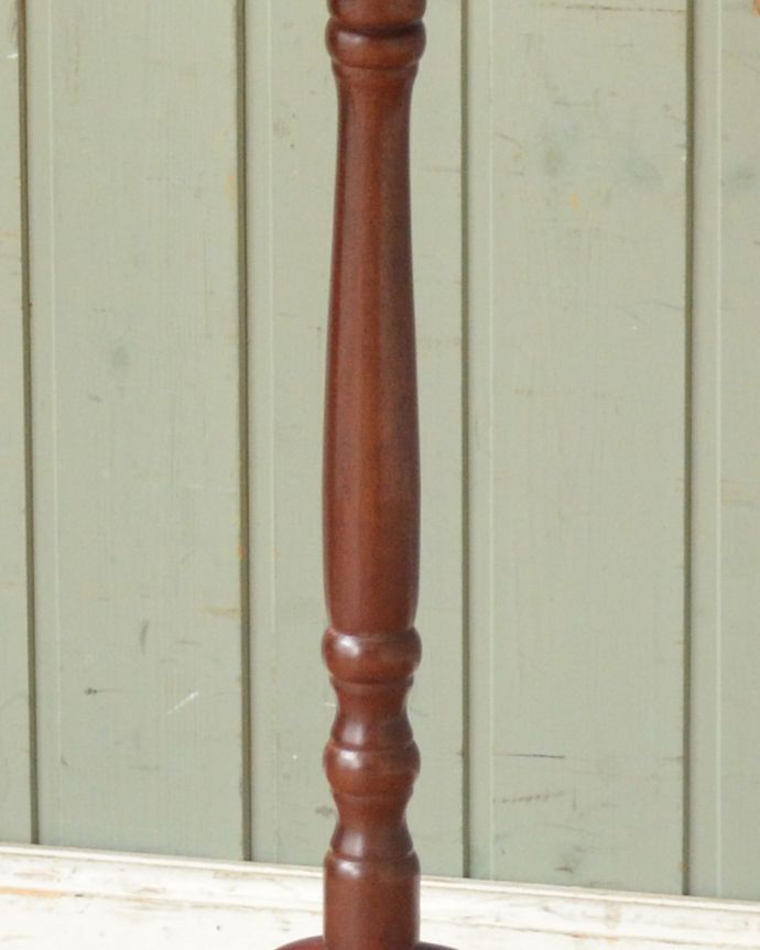 アンティークのテーブル　アンティーク家具　英国輸入のアンティーク家具、天板の形も美しいワインテーブル。繊細な装飾が美しい脚です。(j-1874-f)