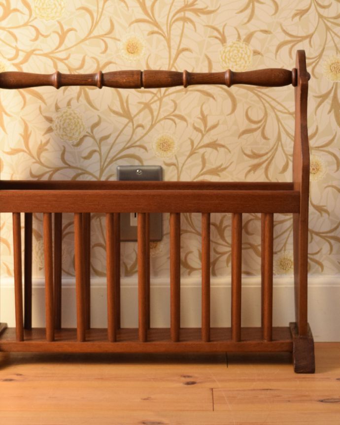 マガジンラック　アンティーク家具　持ち運びもらくらく、イギリスから届いたアンティークマガジンラック。持ち運びも楽なので、使いたいところで使ってくださいね。(j-1875-f)