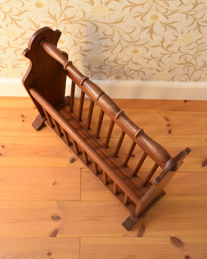 マガジンラック　アンティーク家具　持ち運びもらくらく、イギリスから届いたアンティークマガジンラック。中までしっかりとお手入れしています。(j-1875-f)