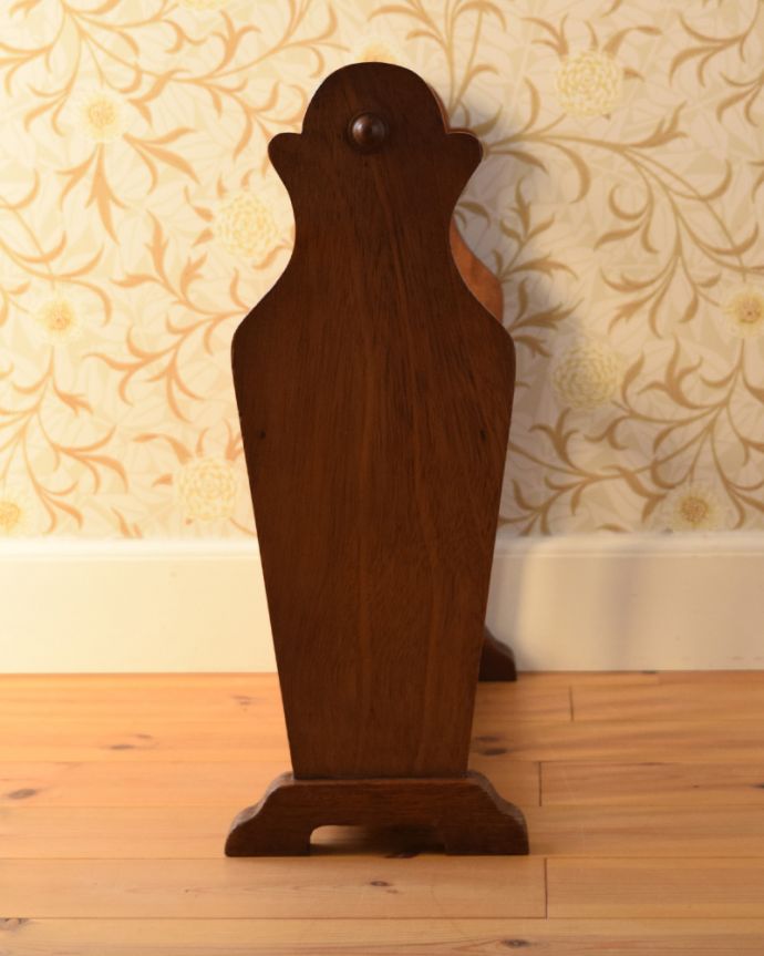 マガジンラック　アンティーク家具　持ち運びもらくらく、イギリスから届いたアンティークマガジンラック。スマートなので、どこに置いても邪魔になることはありません。(j-1875-f)