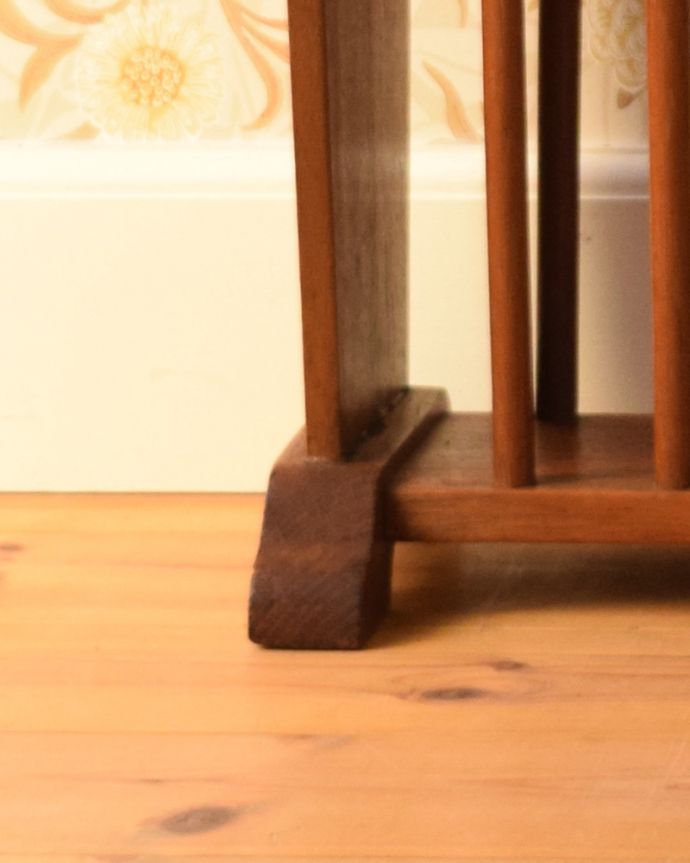 マガジンラック　アンティーク家具　持ち運びもらくらく、イギリスから届いたアンティークマガジンラック。メンテナンスしているので安心してお使いいただけます。(j-1875-f)