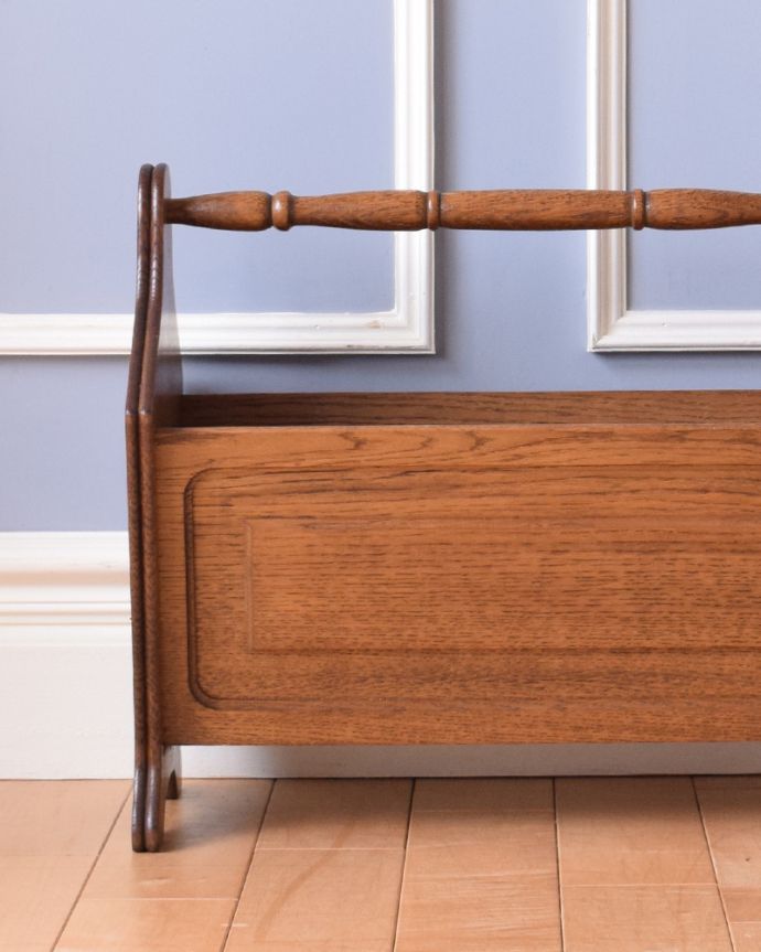 マガジンラック　アンティーク家具　持ち手付きのマガジンラック、お花の彫刻付きのアンティーク家具。ベッドやソファの横など、どこにでもちょこんと置けるコンパクトサイズで便利です。(j-1876-f)