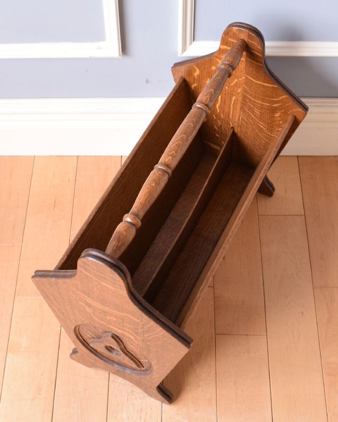 マガジンラック　アンティーク家具　持ち手付きのマガジンラック、お花の彫刻付きのアンティーク家具。中までしっかりとお手入れしています。(j-1876-f)