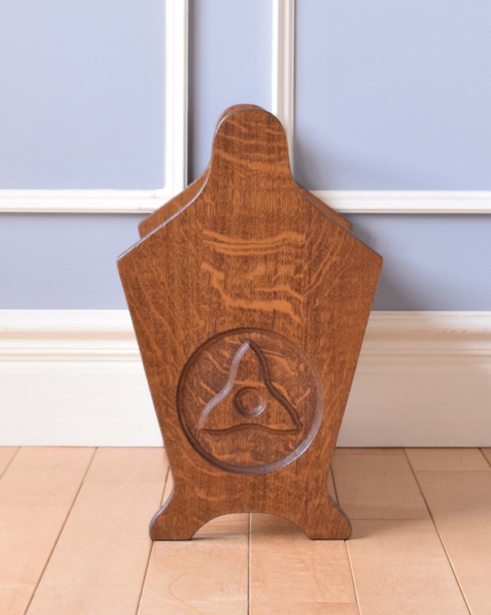 マガジンラック　アンティーク家具　持ち手付きのマガジンラック、お花の彫刻付きのアンティーク家具。アンティークは新品ではないので、もちろん経年変化によるキズはありますが、専門の職人が目立たないようキレイにお直しをしているので、どこから見てもキレイです。(j-1876-f)