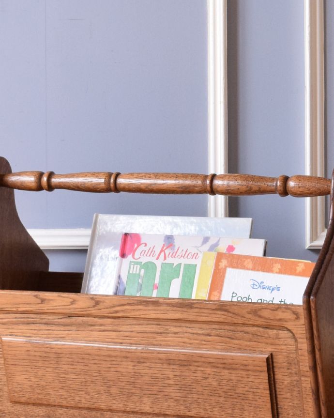 マガジンラック　アンティーク家具　持ち手付きのマガジンラック、お花の彫刻付きのアンティーク家具。ハンドル付きなので持ち運びも楽チン！使いたいところで使ってくださいね。(j-1876-f)