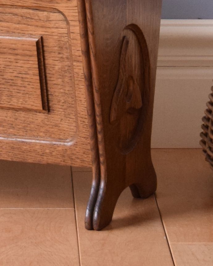 マガジンラック　アンティーク家具　持ち手付きのマガジンラック、お花の彫刻付きのアンティーク家具。メンテナンスしているので安心してお使いいただけます。(j-1876-f)