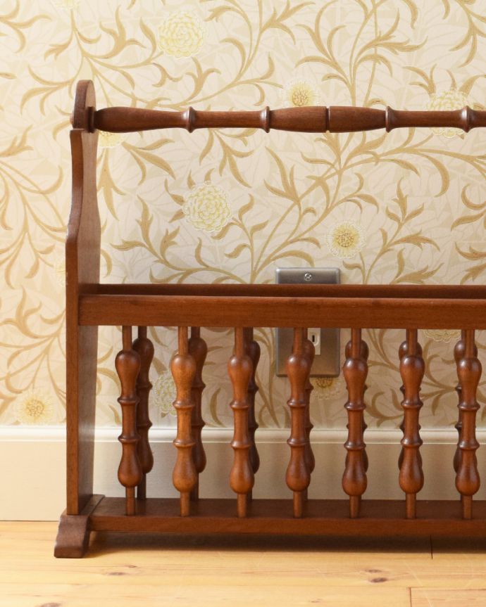 マガジンラック　アンティーク家具　格子になったデザインがお洒落なアンティーク　マガジンラック。ベッドやソファの横など、どこにでもちょこんと置けるコンパクトサイズで便利です。(j-1877-f)