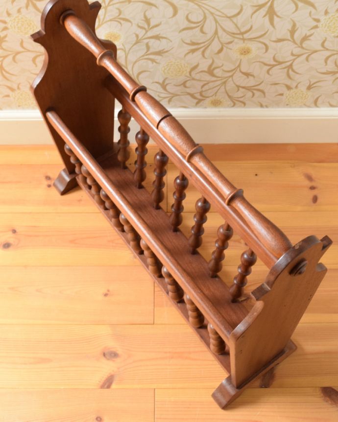 マガジンラック　アンティーク家具　格子になったデザインがお洒落なアンティーク　マガジンラック。中までしっかりとお手入れしています。(j-1877-f)