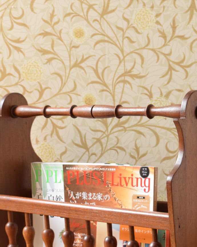 マガジンラック　アンティーク家具　格子になったデザインがお洒落なアンティーク　マガジンラック。ハンドル付きなので持ち運びも楽チン！使いたいところで使ってくださいね。(j-1877-f)