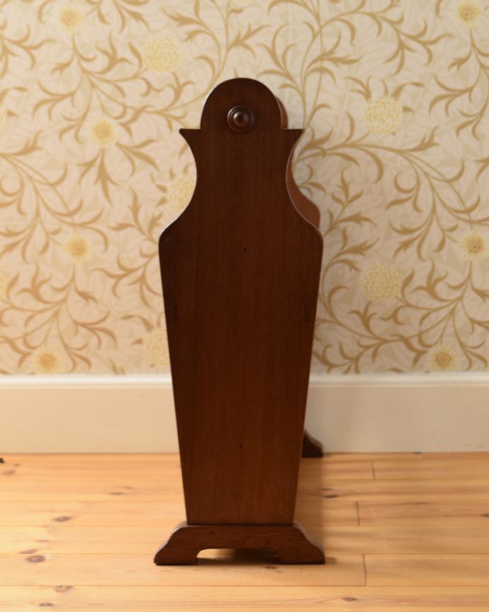 マガジンラック　アンティーク家具　格子になったデザインがお洒落なアンティーク　マガジンラック。アンティークは新品ではないので、もちろん経年変化によるキズはありますが、専門の職人が目立たないようキレイにお直しをしているので、どこから見てもキレイです。(j-1877-f)