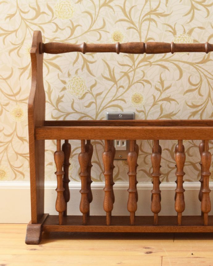 マガジンラック　アンティーク家具　雑誌や新聞もお洒落に収納できる、格子デザインのアンティーク　マガジンラック。ベッドやソファの横など、どこにでもちょこんと置けるコンパクトサイズで便利です。(j-1878-f)