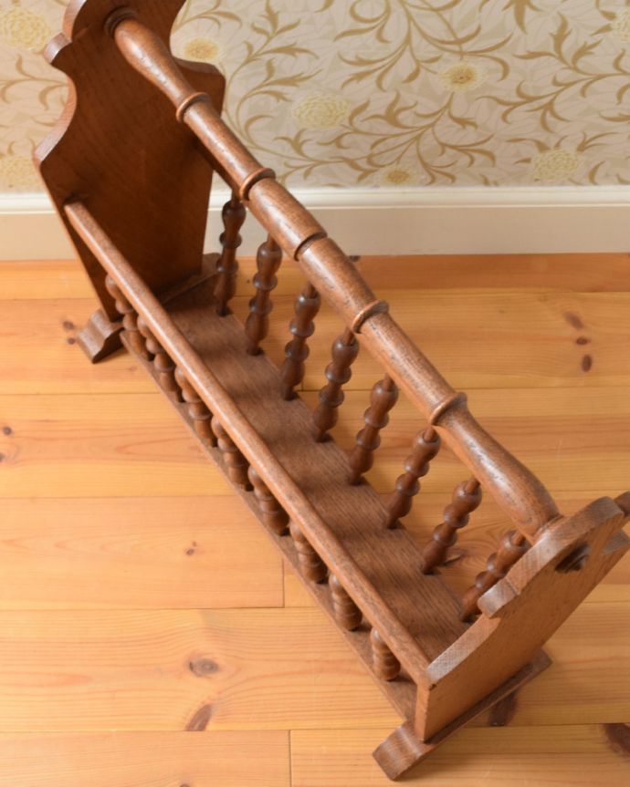 マガジンラック　アンティーク家具　雑誌や新聞もお洒落に収納できる、格子デザインのアンティーク　マガジンラック。中までしっかりとお手入れしています。(j-1878-f)