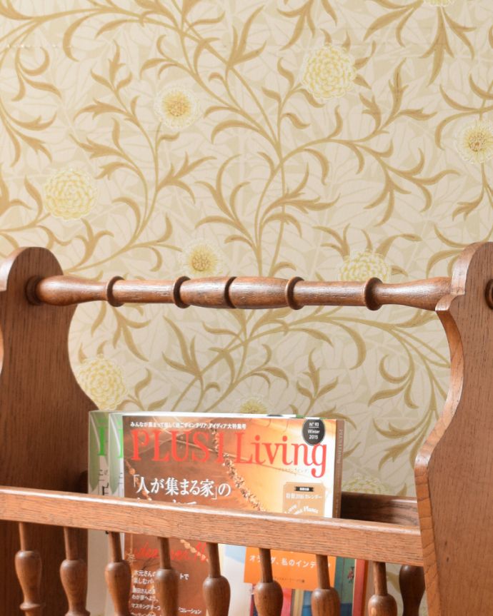 マガジンラック　アンティーク家具　雑誌や新聞もお洒落に収納できる、格子デザインのアンティーク　マガジンラック。ハンドル付きなので持ち運びも楽チン！使いたいところで使ってくださいね。(j-1878-f)