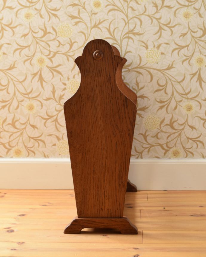 マガジンラック　アンティーク家具　雑誌や新聞もお洒落に収納できる、格子デザインのアンティーク　マガジンラック。アンティークは新品ではないので、もちろん経年変化によるキズはありますが、専門の職人が目立たないようキレイにお直しをしているので、どこから見てもキレイです。(j-1878-f)