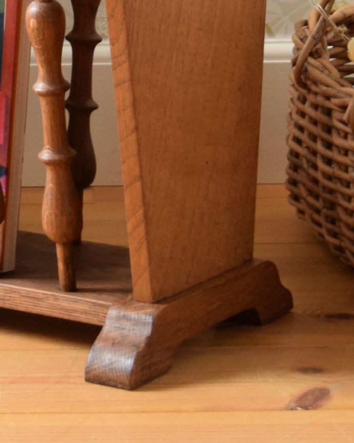 マガジンラック　アンティーク家具　雑誌や新聞もお洒落に収納できる、格子デザインのアンティーク　マガジンラック。メンテナンスしているので安心してお使いいただけます。(j-1878-f)