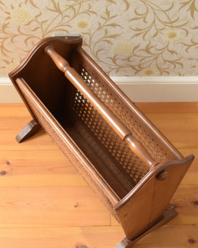 マガジンラック　アンティーク家具　綺麗な編み目がアクセントになる、持ち手付きのアンティークマガジンラック。中までしっかりとお手入れしています。(j-1879-f)