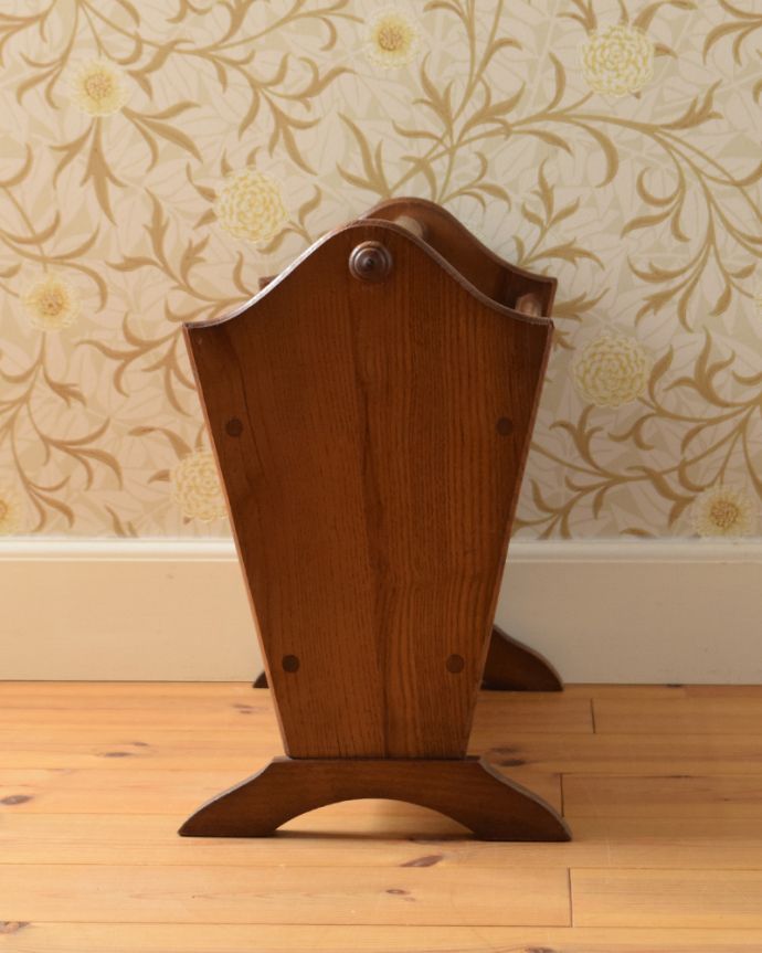 マガジンラック　アンティーク家具　綺麗な編み目がアクセントになる、持ち手付きのアンティークマガジンラック。アンティークは新品ではないので、もちろん経年変化によるキズはありますが、専門の職人が目立たないようキレイにお直しをしているので、どこから見てもキレイです。(j-1879-f)