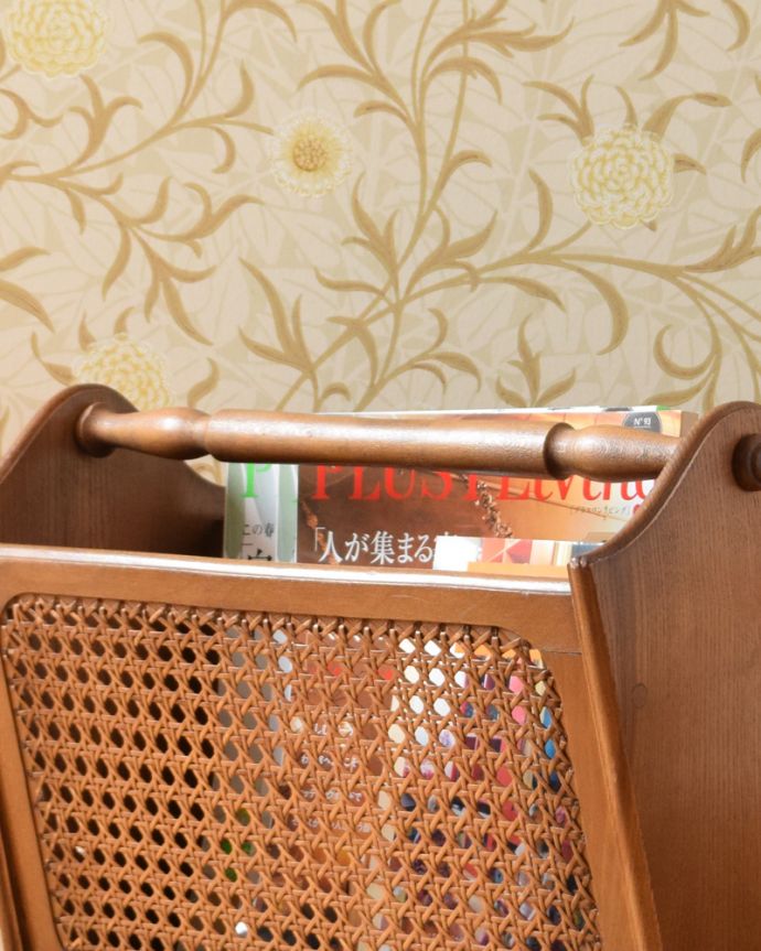 マガジンラック　アンティーク家具　綺麗な編み目がアクセントになる、持ち手付きのアンティークマガジンラック。持ち運びも楽なので、使いたいところで使ってくださいね。(j-1879-f)