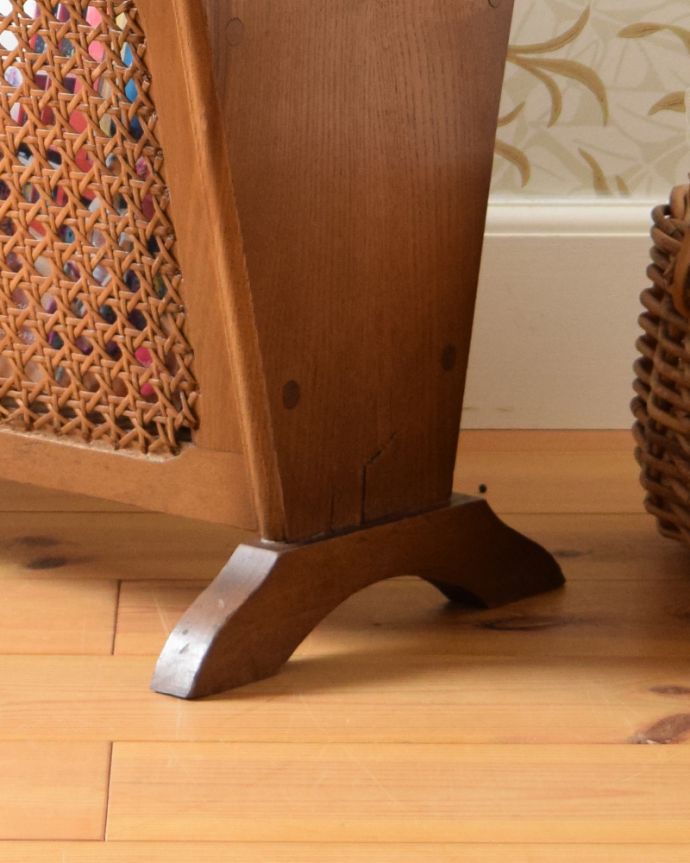 マガジンラック　アンティーク家具　綺麗な編み目がアクセントになる、持ち手付きのアンティークマガジンラック。脚が付いています。(j-1879-f)