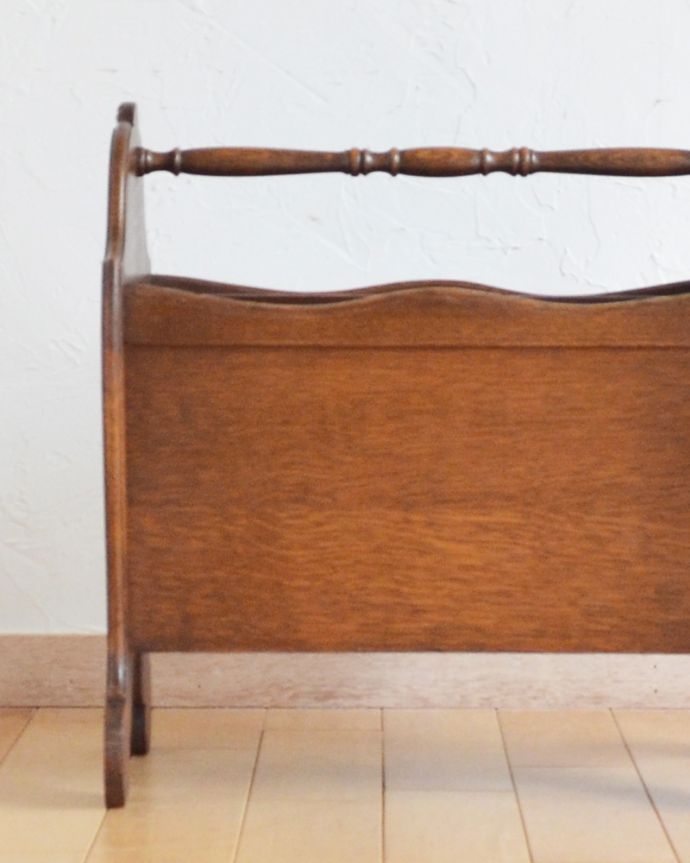 マガジンラック　アンティーク家具　小さな可愛い脚が支える、持ち手つきアンティークマガジンラック。ベッドやソファの横など、どこにでもちょこんと置けるコンパクトサイズで便利です。(j-1880-f)