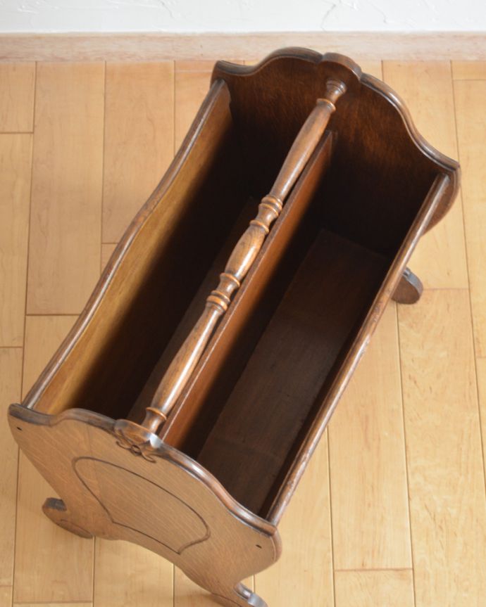 マガジンラック　アンティーク家具　小さな可愛い脚が支える、持ち手つきアンティークマガジンラック。中までしっかりとお手入れしています。(j-1880-f)