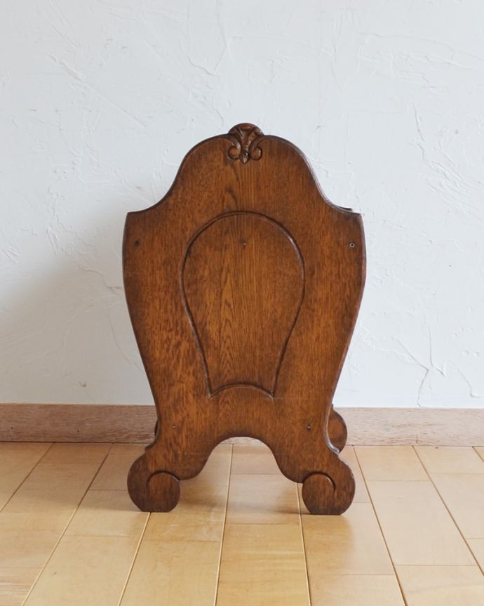 マガジンラック　アンティーク家具　小さな可愛い脚が支える、持ち手つきアンティークマガジンラック。アンティークは新品ではないので、もちろん経年変化によるキズはありますが、専門の職人が目立たないようキレイにお直しをしているので、どこから見てもキレイです。(j-1880-f)