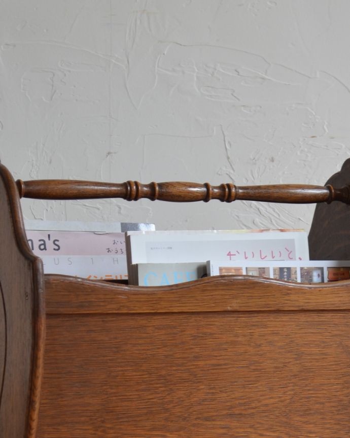 マガジンラック　アンティーク家具　小さな可愛い脚が支える、持ち手つきアンティークマガジンラック。ハンドル付きなので持ち運びも楽チン！使いたいところで使ってくださいね。(j-1880-f)