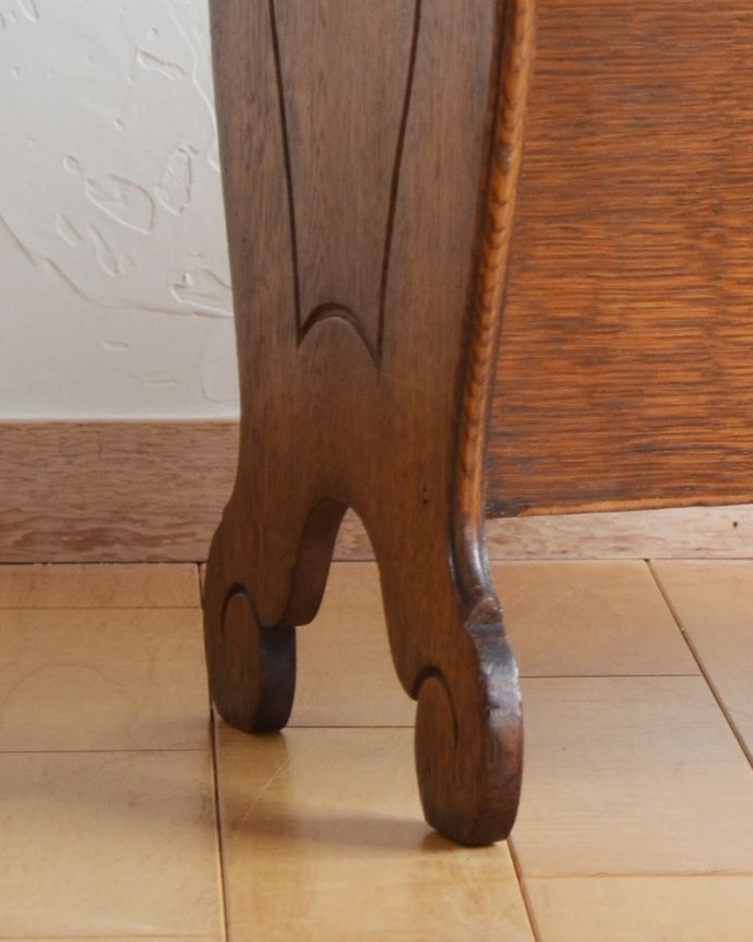 マガジンラック　アンティーク家具　小さな可愛い脚が支える、持ち手つきアンティークマガジンラック。メンテナンスしているので安心してお使いいただけます。(j-1880-f)