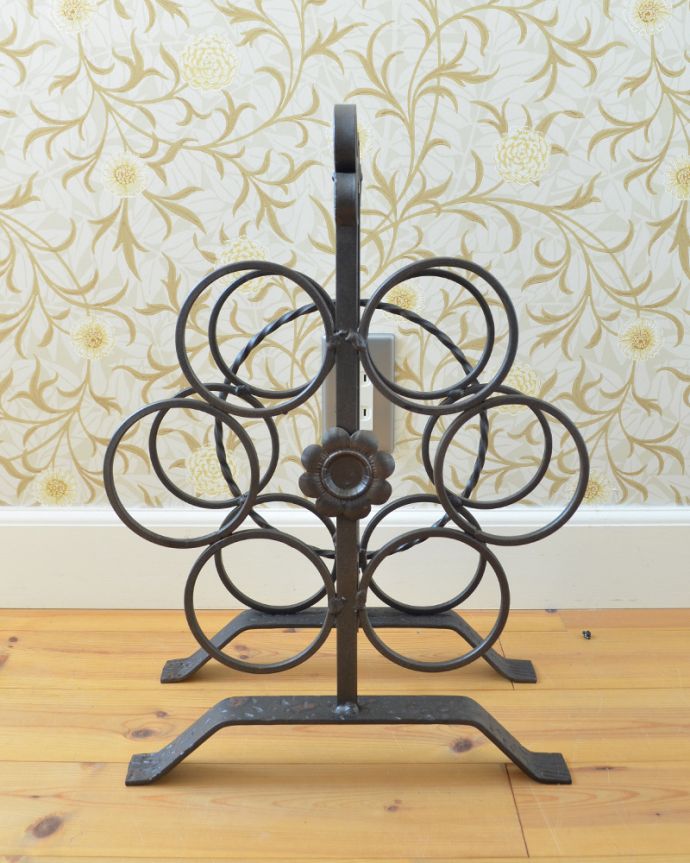 めずらしい家具　アンティーク家具　お花をモチーフにしたワインラック（６本分）、アイアンのアンティーク家具。キッチンやパントリーのちょっとしたスペースに、ちょこんと置けるコンパクトサイズで便利です。(j-1881-f)