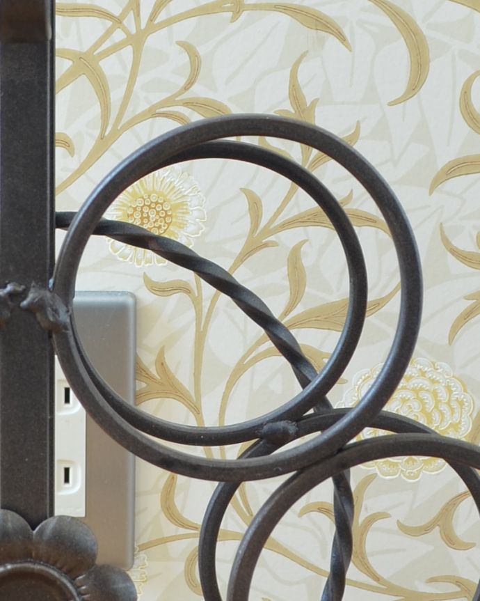 めずらしい家具　アンティーク家具　お花をモチーフにしたワインラック（６本分）、アイアンのアンティーク家具。６本のボトルが入るようになっています。(j-1881-f)