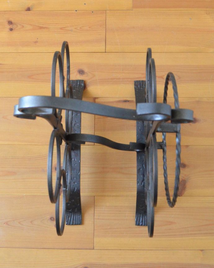 めずらしい家具　アンティーク家具　お花をモチーフにしたワインラック（６本分）、アイアンのアンティーク家具。メンテナンスしているので安心してお使いいただけます。(j-1881-f)