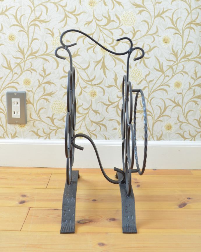 めずらしい家具　アンティーク家具　お花をモチーフにしたワインラック（６本分）、アイアンのアンティーク家具。アンティークは新品ではないので、もちろん経年変化によるキズはありますが、専門の職人が目立たないようキレイにお直しをしているので、どこから見てもキレイです。(j-1881-f)