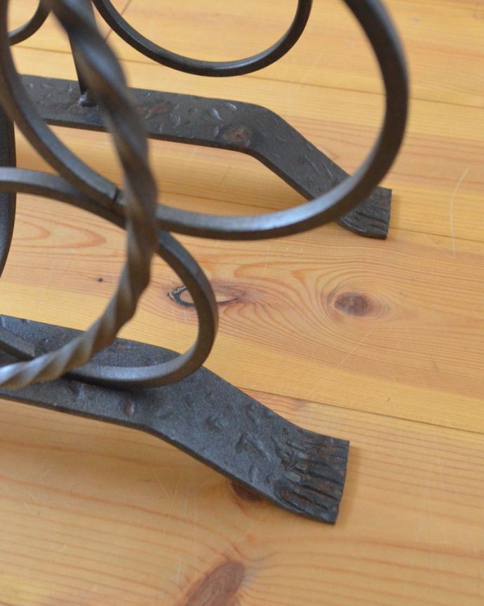 めずらしい家具　アンティーク家具　お花をモチーフにしたワインラック（６本分）、アイアンのアンティーク家具。きちんとした脚があるので、安定感があります。(j-1881-f)