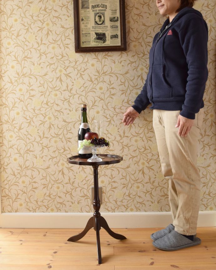 ロイドテーブル　アンティーク家具　革張り天板のワインテーブル、小さいアンティーク英国家具。玄関で花器を飾ったり、ソファの横に持ってくれば、ちょうどいいサイドテーブルに。(j-1882-f)