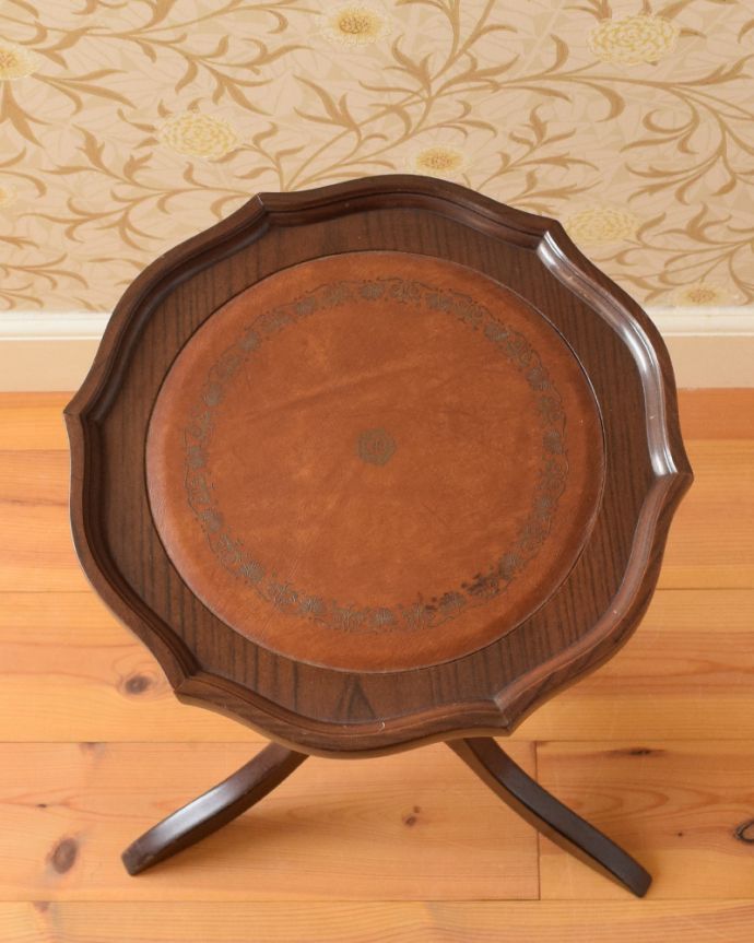 ロイドテーブル　アンティーク家具　革張り天板のワインテーブル、小さいアンティーク英国家具。縁はデザインカットされ、芸術的な雰囲気に。(j-1882-f)