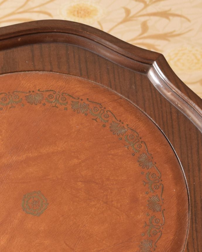 ロイドテーブル　アンティーク家具　革張り天板のワインテーブル、小さいアンティーク英国家具。中央にかわいいポイントがあります。(j-1882-f)