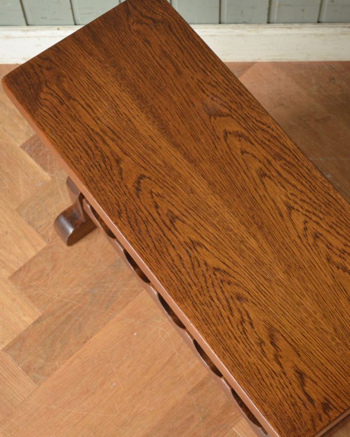 めずらしい家具　アンティーク家具　フランス輸入のオーク材、アンティーク木製ワインラック（10本用）。奥行きも浅いので置く場所も選びません。(j-1883-f)