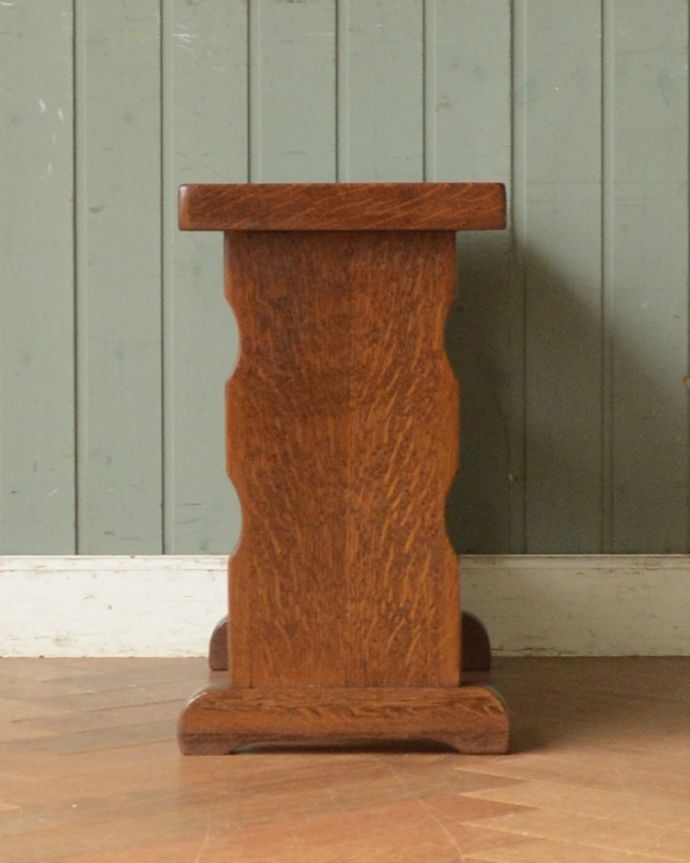 めずらしい家具　アンティーク家具　フランス輸入のオーク材、アンティーク木製ワインラック（10本用）。アンティークは新品ではないので、経年変化によるキズはありますが、専門の職人によって目立たないようにキレイにお直しをしています。(j-1883-f)