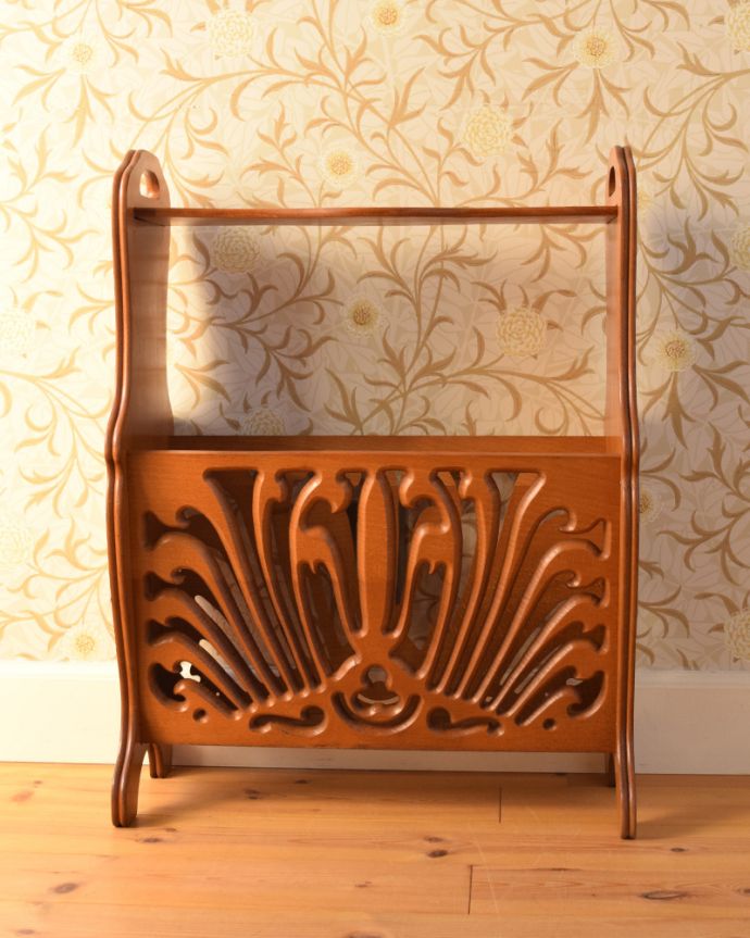 マガジンラック　アンティーク家具　透かし彫りが美しいマガジンラック、サイドテーブルにもなるアンティークマガジンラック 。このマガジンラックなら、新聞さえおしゃれに収納できますね。(j-1884-f)