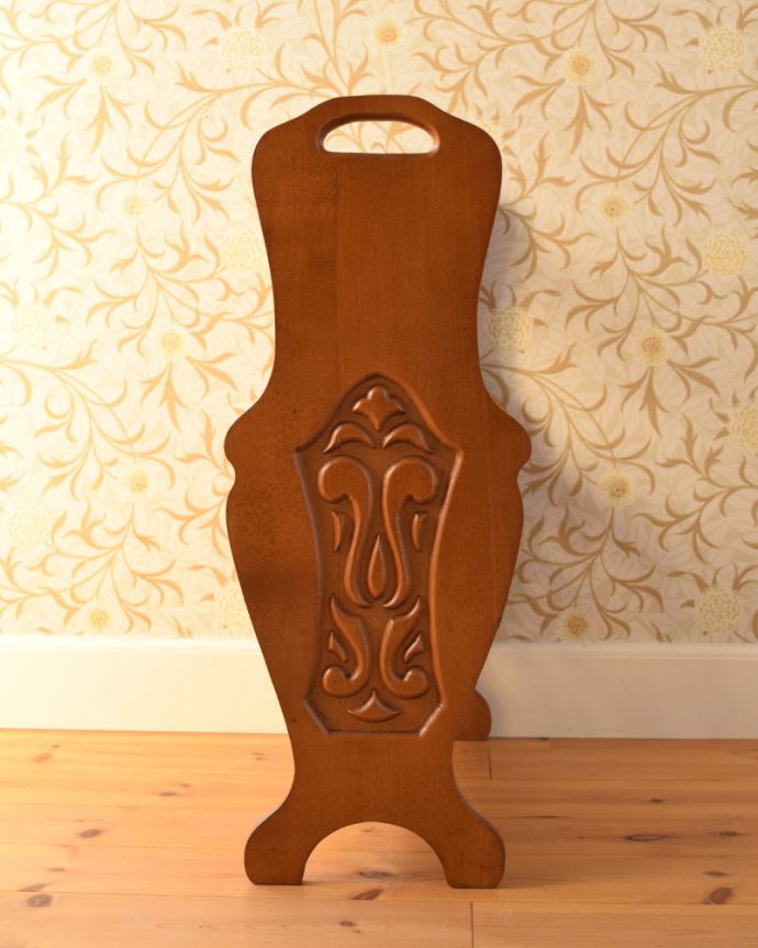 マガジンラック　アンティーク家具　透かし彫りが美しいマガジンラック、サイドテーブルにもなるアンティークマガジンラック 。横からだって見せたくなってしまう程、お洒落なデザインです。(j-1884-f)